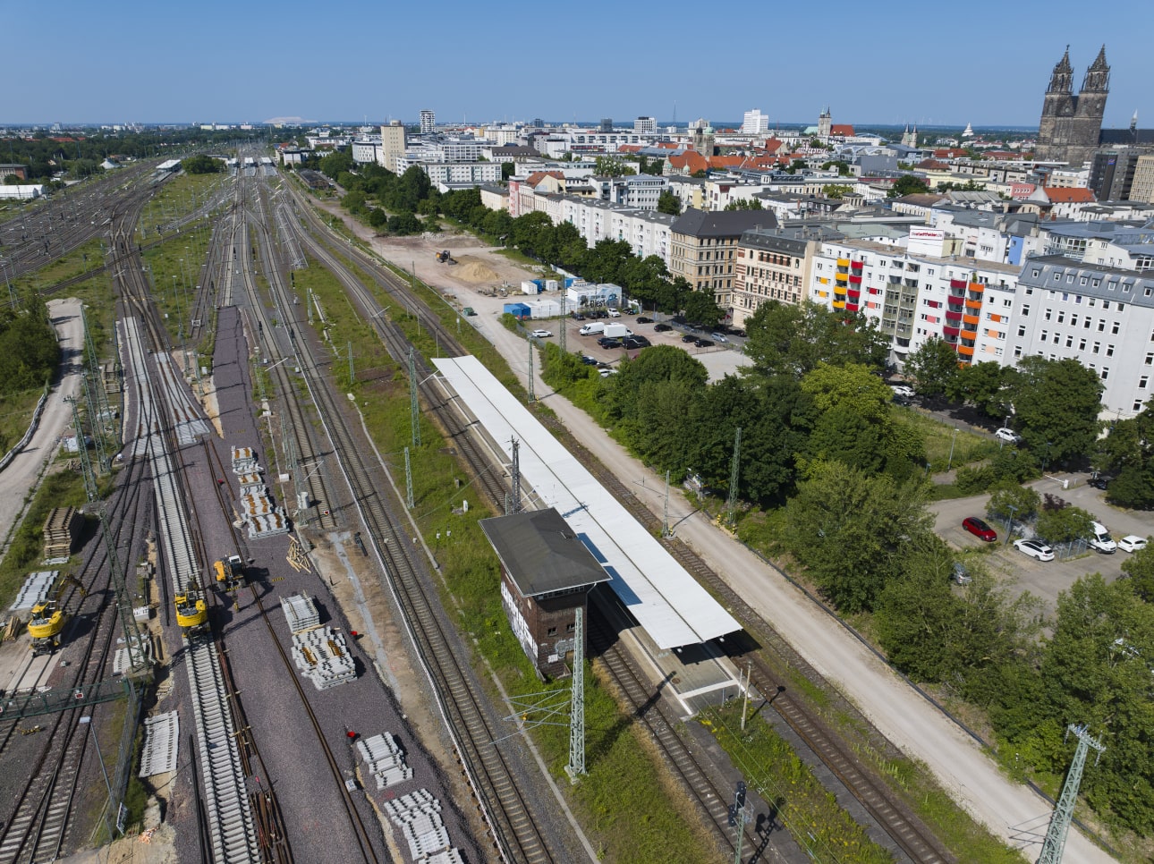 Der Haltepunkt Hasselbachplatz. Links werden neue Gleise verlegt.